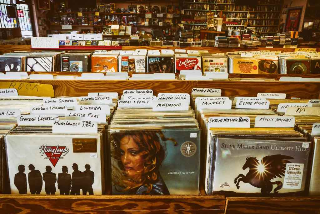 Descubre una colección de discos de vinilo vintage en una tienda de música retro que te transportará al pasado.