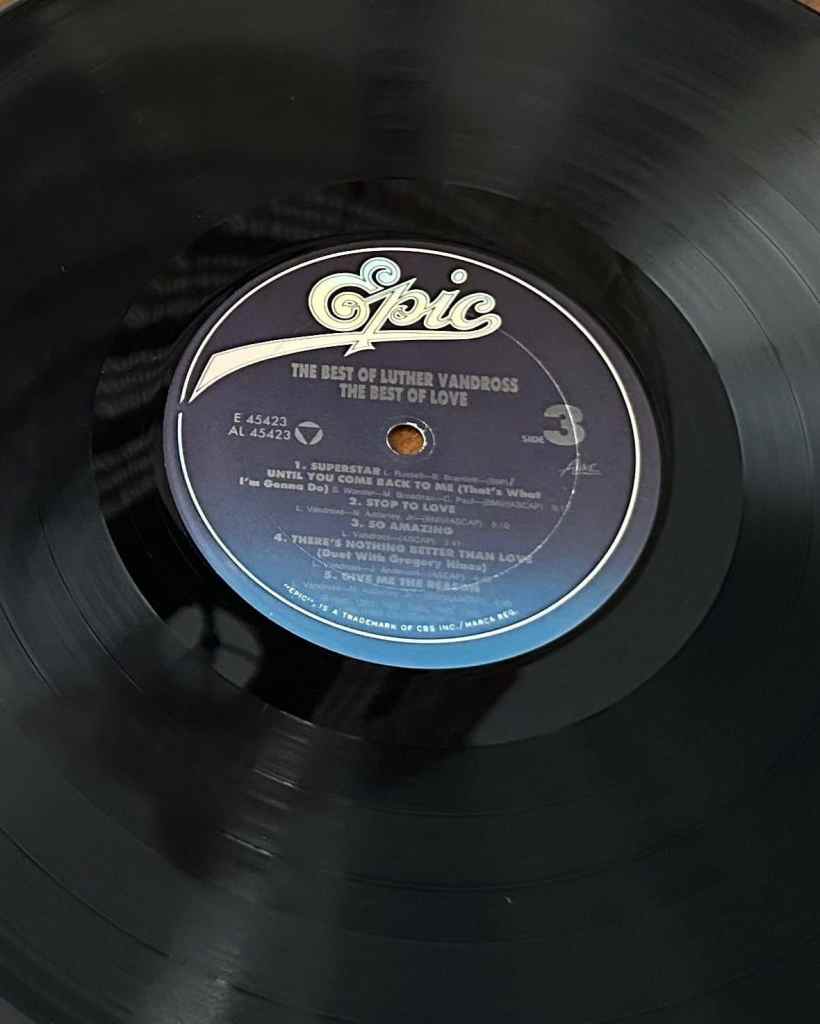 Primer plano del disco de vinilo de Luther Vandross