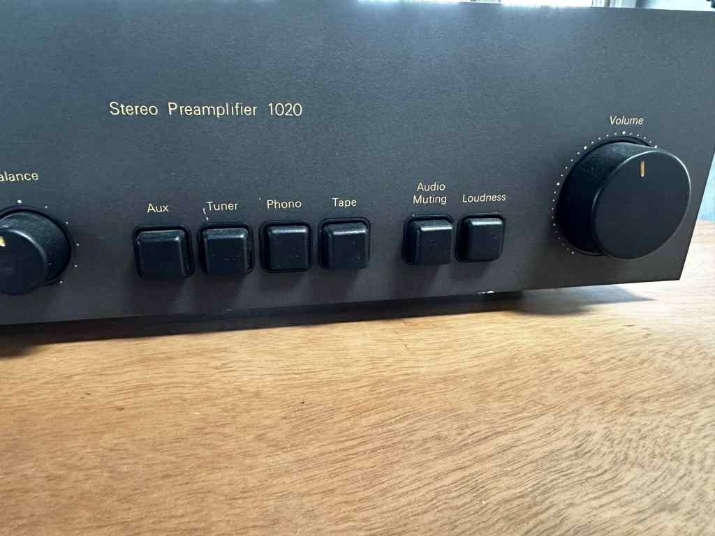 NAD 1020 de los controles del selector