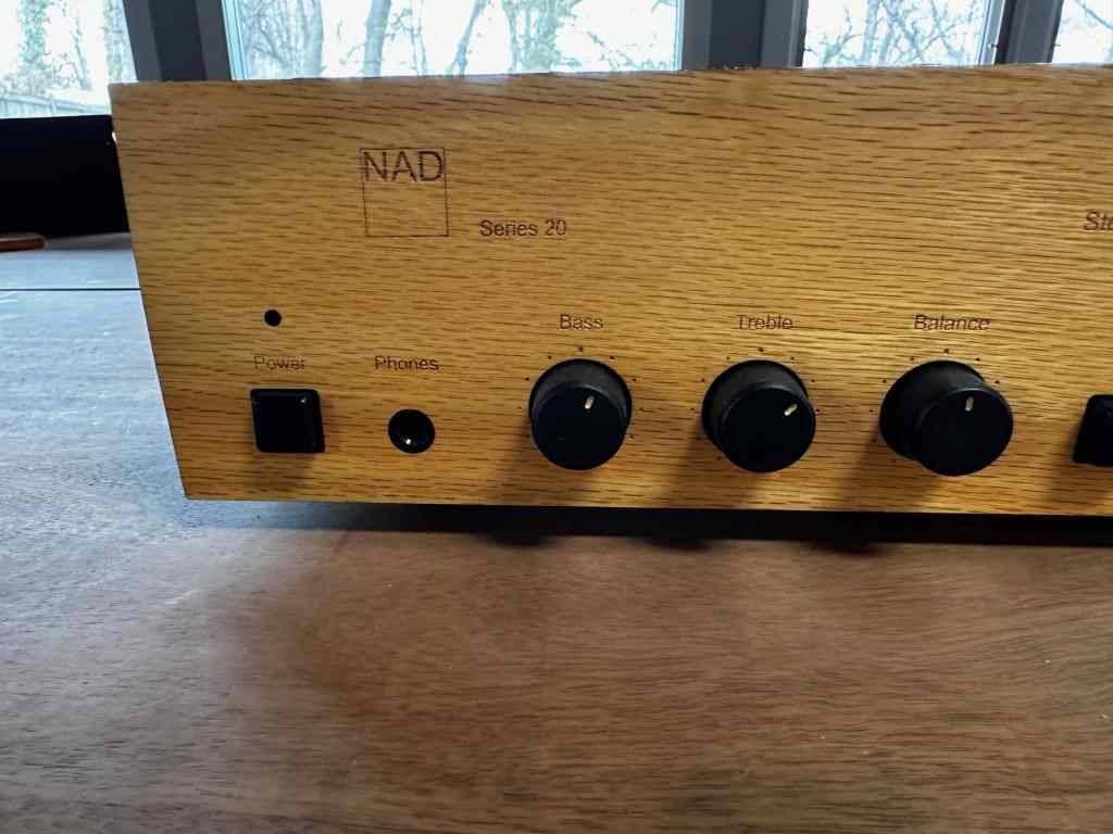 NAD 1020 panel frontal de madera personalizado en el lado izquierdo