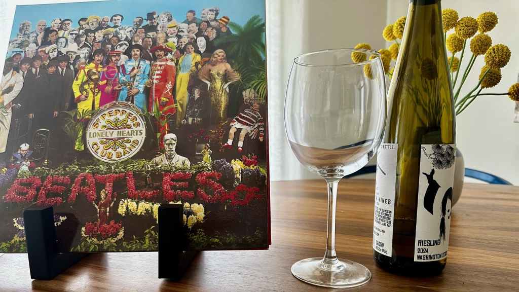 El álbum «Sgt. Pepper’s Lonely Hearts Club Band» de los Beatles con una botella de vino.