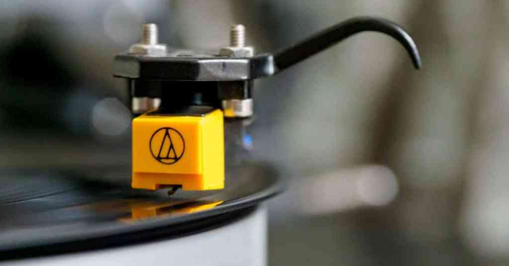 Detailed close-up image of a turntable stylus on a spinning vinyl record, showcasing analog music technology.